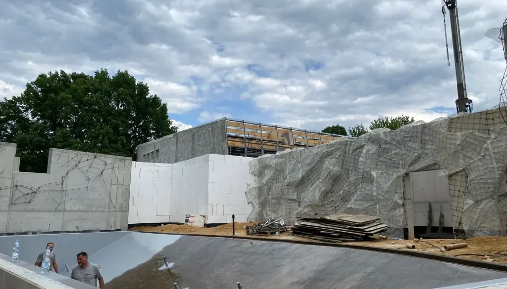 Natrysk polimocznika na basen dla pingwinów zoo Chorzów (2)