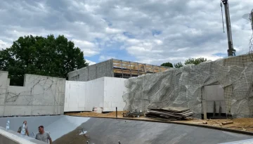 Natrysk polimocznika na basen dla pingwinów zoo Chorzów (2)