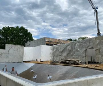 Natrysk polimocznika na basen dla pingwinów zoo Chorzów (2)