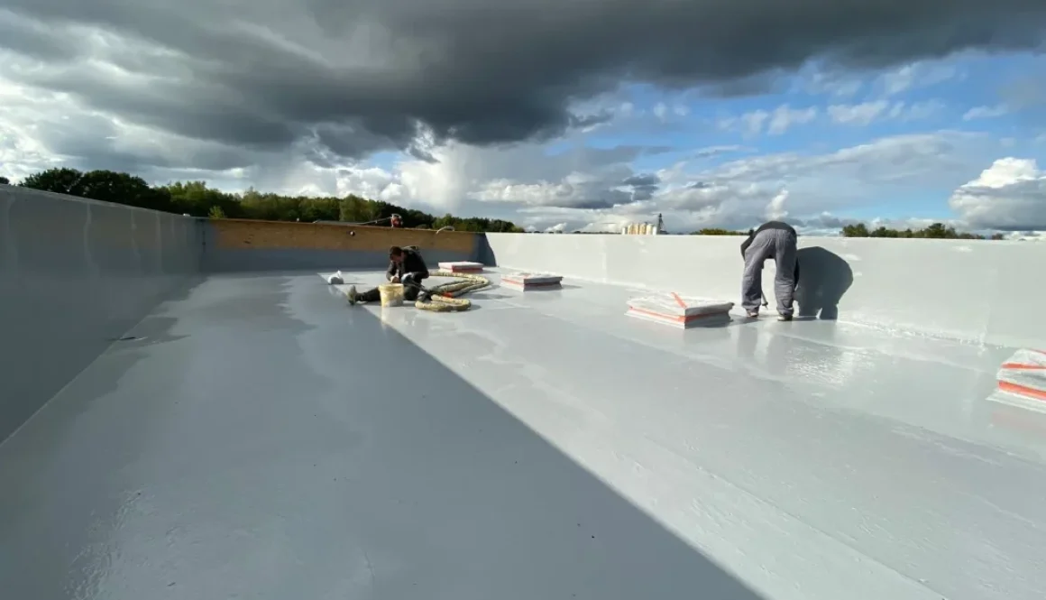 Natrysk polimocznika na dach płaski domu jednorodzinnego (1)