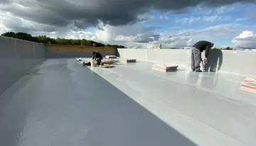 Natrysk polimocznika na dach płaski domu jednorodzinnego (2)