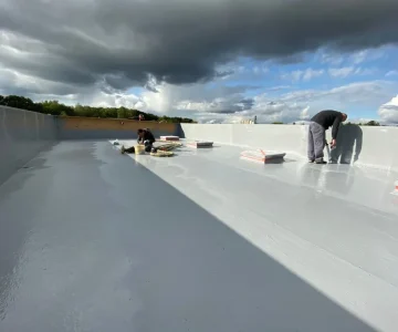 Natrysk polimocznika na dach płaski domu jednorodzinnego (2)