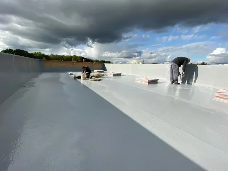 Natrysk polimocznika na dach płaski domu jednorodzinnego (2)