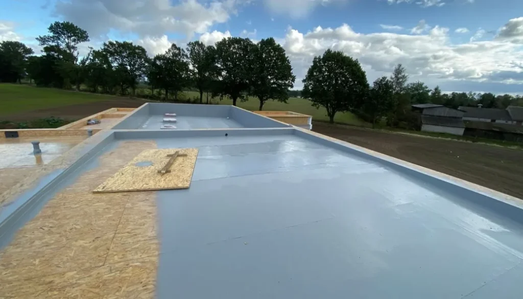 Natrysk polimocznika na dach płaski domu jednorodzinnego (5)