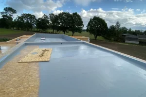 Natrysk polimocznika na dach płaski domu jednorodzinnego (5)