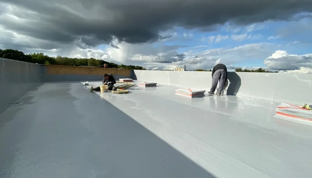 Natrysk polimocznika na dach płaski domu jednorodzinnego (6)