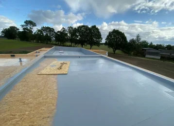 Natrysk polimocznika na dach płaski domu jednorodzinnego (8)