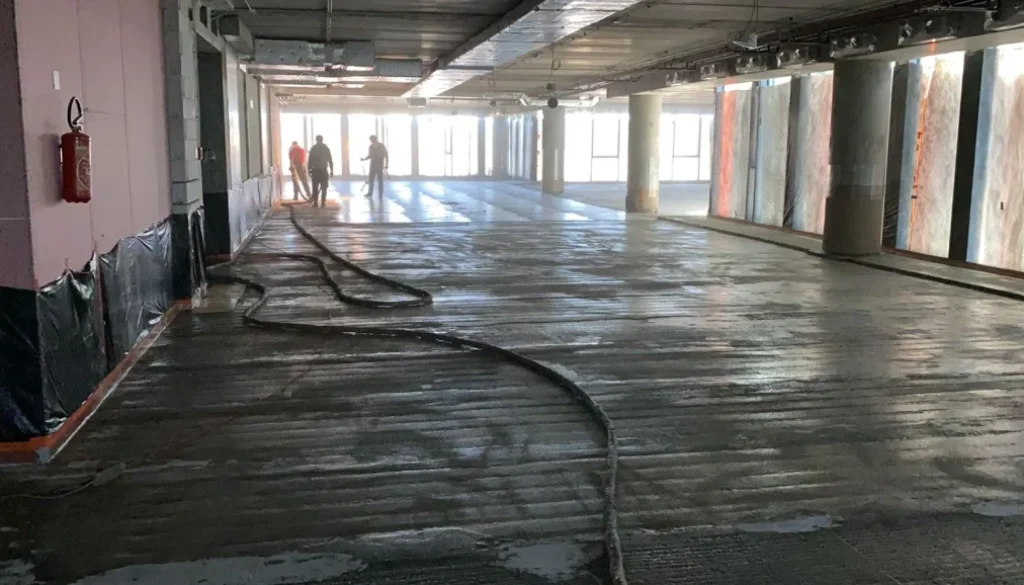 Natrysk polimocznika w biurowcu w Gdańsku na posadzkę powierzchnia 3000 ( (14)